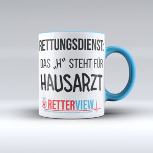 Weiße Retterview Tasse mit hellblauem Henkel / Rand und Aufdruck "Rettungsdienst das H steht für Hausarzt" und dem Retterview
