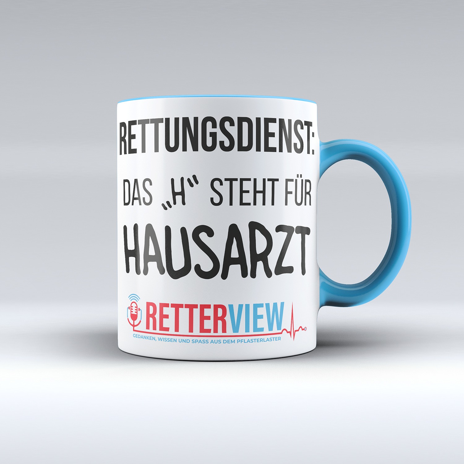 Weiße Retterview Tasse mit hellblauem Henkel / Rand und Aufdruck "Rettungsdienst das H steht für Hausarzt" und dem Retterview