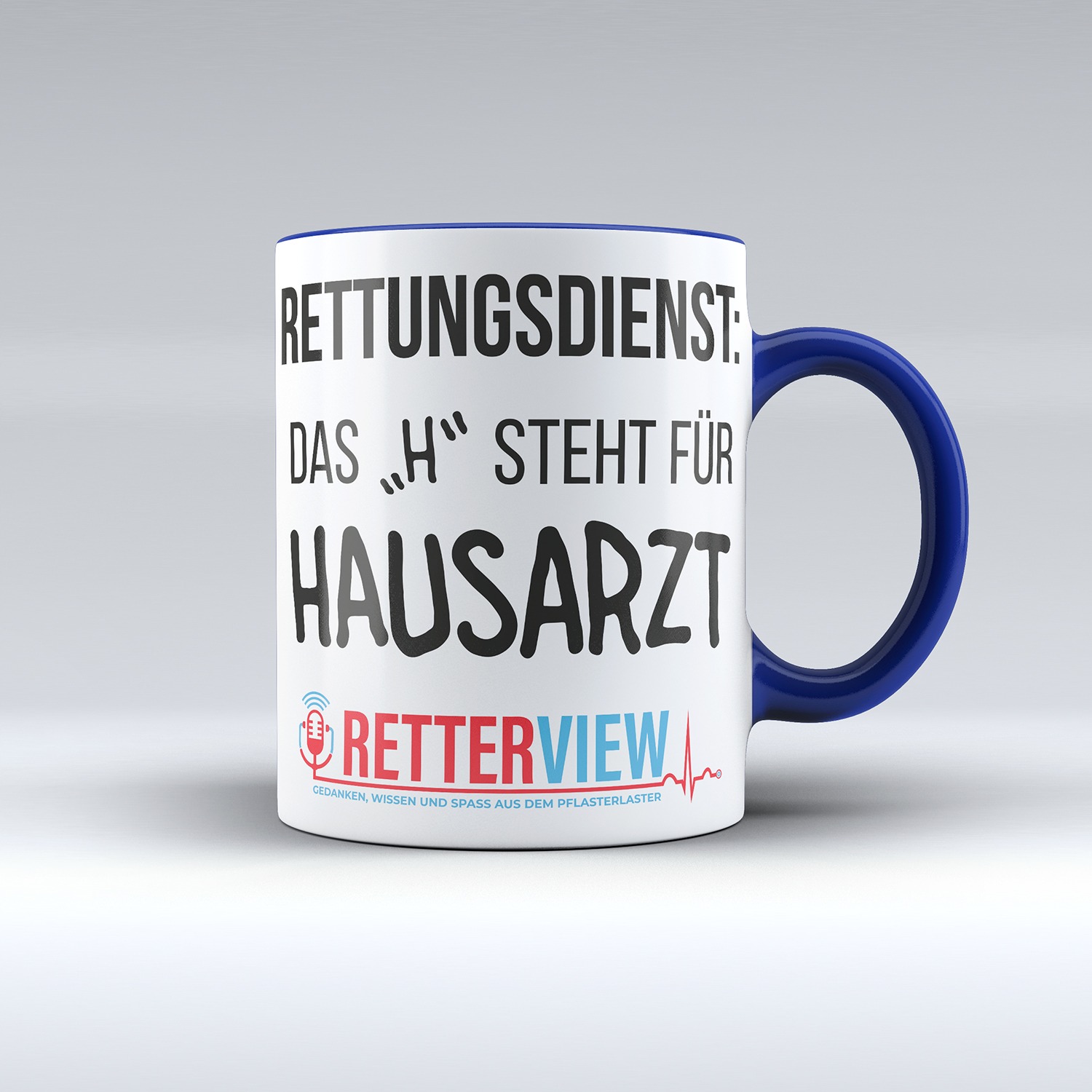 Weiße Retterview Tasse mit kobaltblauem Henkel / Rand und Aufdruck "Rettungsdienst das H steht für Hausarzt" und dem Retterview