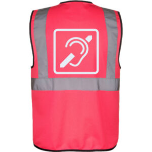 Rückseite einer pinken Warnweste, mit reflektierendem "Hörgeschädigt" Rückenlogo.