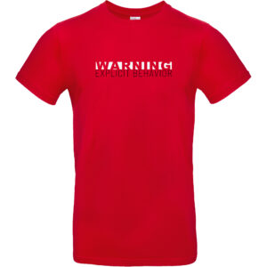 Rotes Herren Shirt mit "Warning Explicit Behavior" Schriftzug als Aufdruck. Der Aufdruck auf dem T-Shirt besteht aus zwei Zeilen, in Zeile eins steht "Warning" in rot und darunter "Explicit Behavior" in schwarzer Schrift.