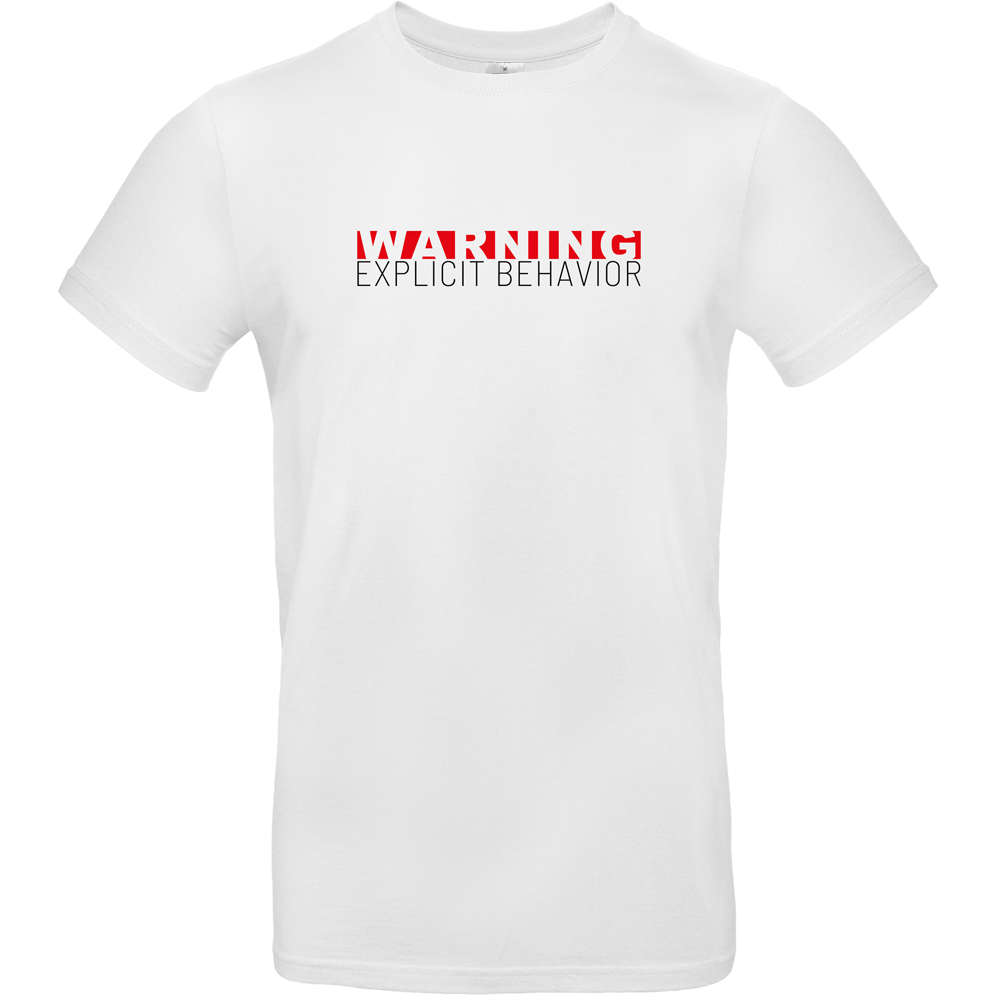 Weißes Herren Shirt mit "Warning Explicit Behavior" Schriftzug als Aufdruck. Der Aufdruck auf dem T-Shirt besteht aus zwei Zeilen, in Zeile eins steht "Warning" in rot und darunter "Explicit Behavior" in schwarzer Schrift