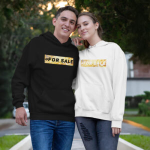 Herr mit schwarzem Hoodie und Dame mit weißem Hoodie. Die Hoodies sind jeweils mittig mit dem Schriftzug "FOR SALE" als klare Aussparung versehen.