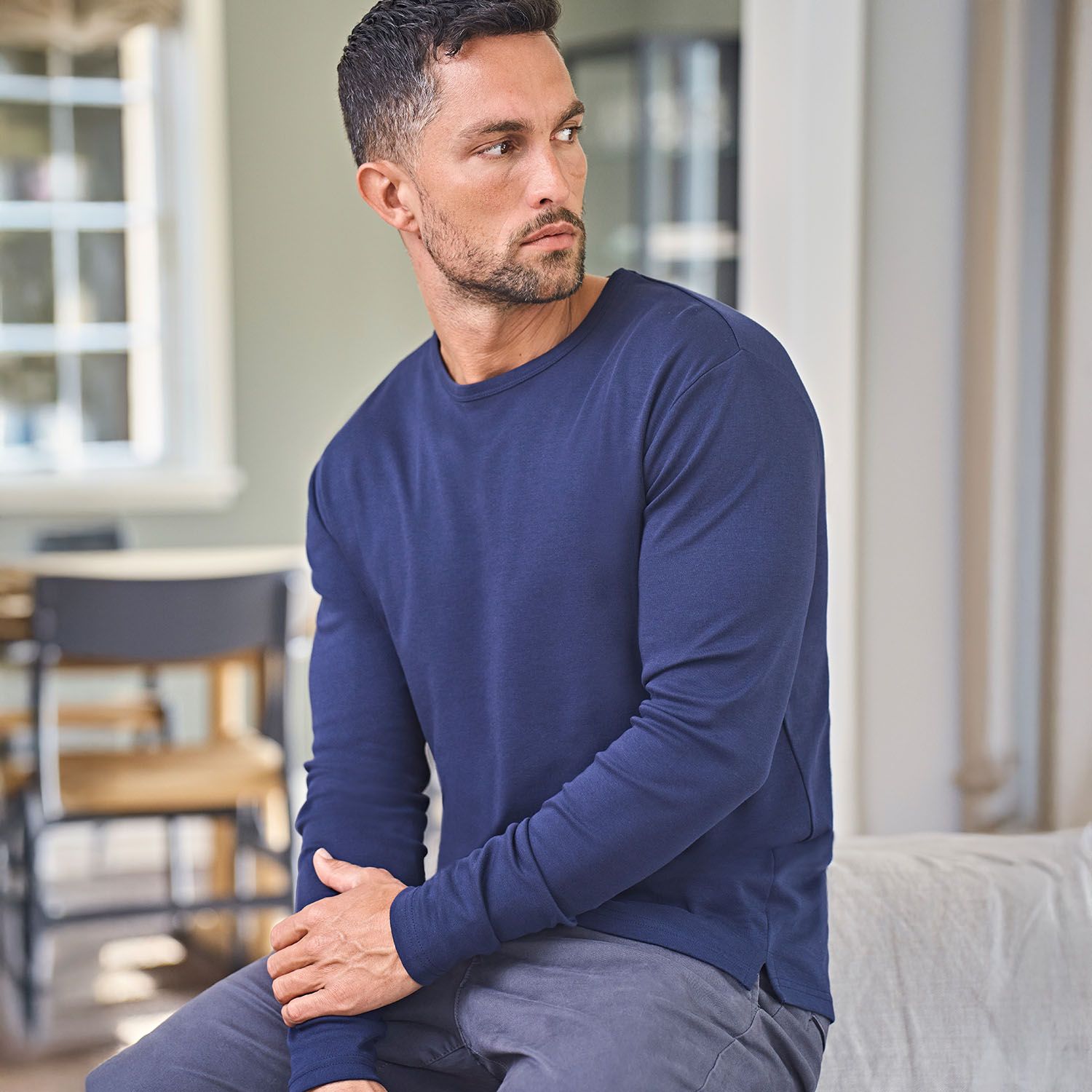 Junger Herr in navy farbigem Langarm Shirt